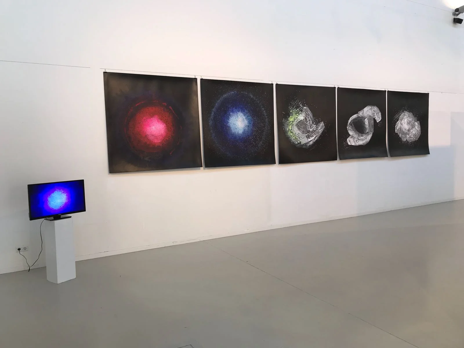 Rita Miglioli, 2018 2 Videos and 5 panels installation About 'Blackout ' Exhibition Out of synch with measured time, there and here, forward and back, collapsing and expanding, curving and vibrating, appearing and disappearing, atoms continuously renegotiate their form in a sequence of granular quantum events. The works in “Matter and Light” are a glimpse of the spectacle of these forces at play.