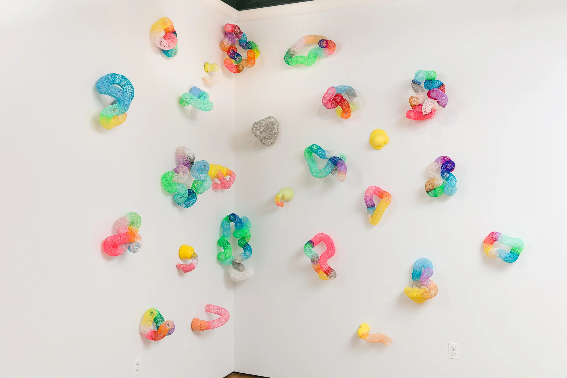 ‘Climbing Wall’ 2018, 84” x 108” x 28” 3D pen-formed ABS Plastic, Flex-Foam, Pigment, Chrome-Coat (Photo Wes Magyar)