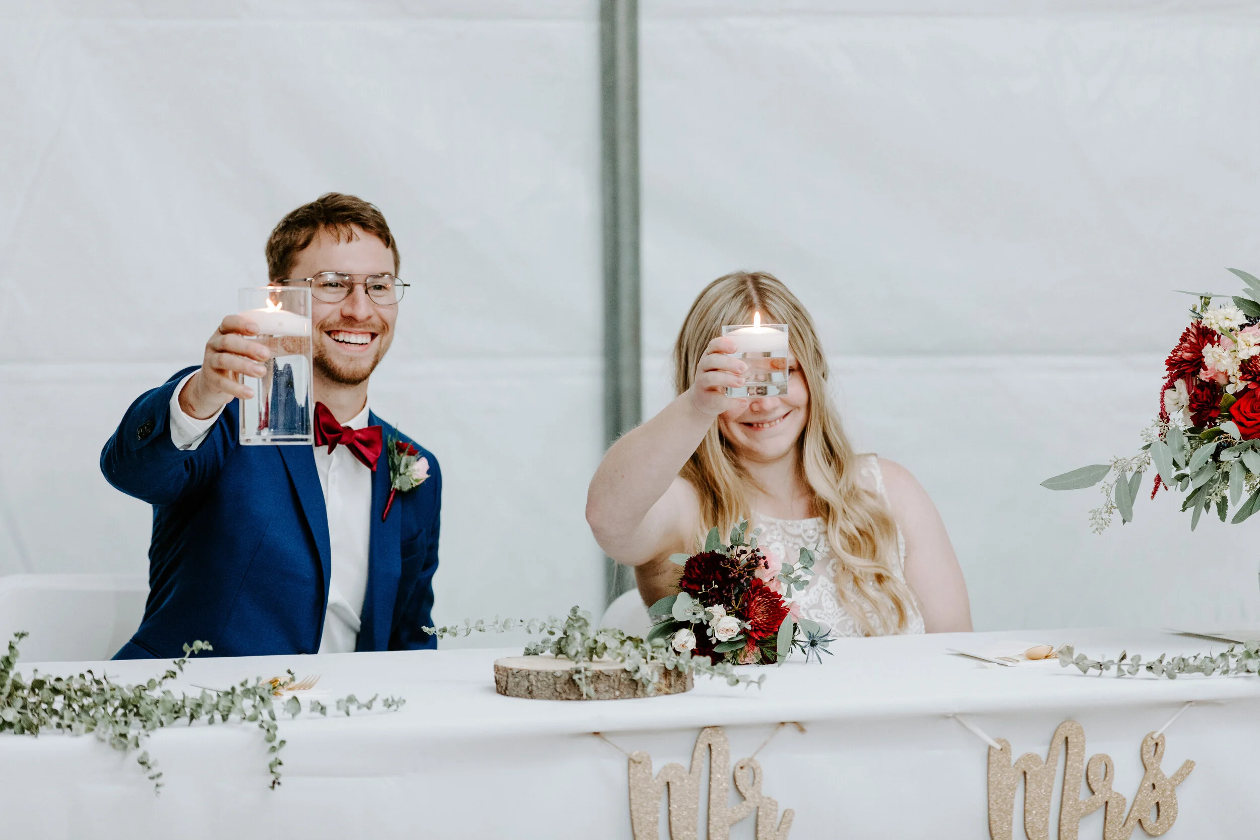  They didn’t have time to grab drinks right away, so they toasted with their floating candles, hahaha. 