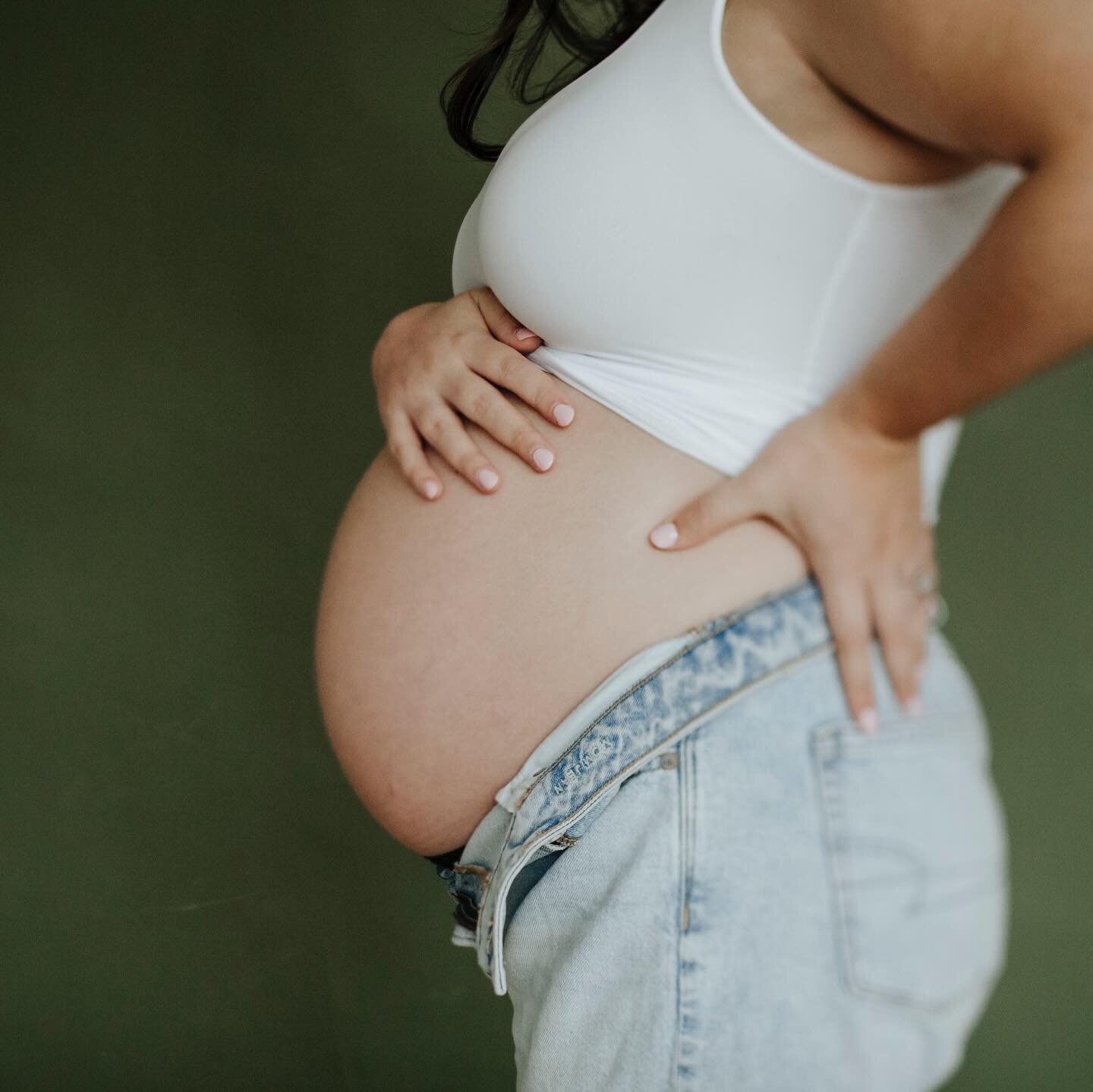 Me: I need to start posting more again
Also me: *finally posts late on a Saturday night*

I&rsquo;ve had theeeee best maternity sessions this winter and I really do need to share more!