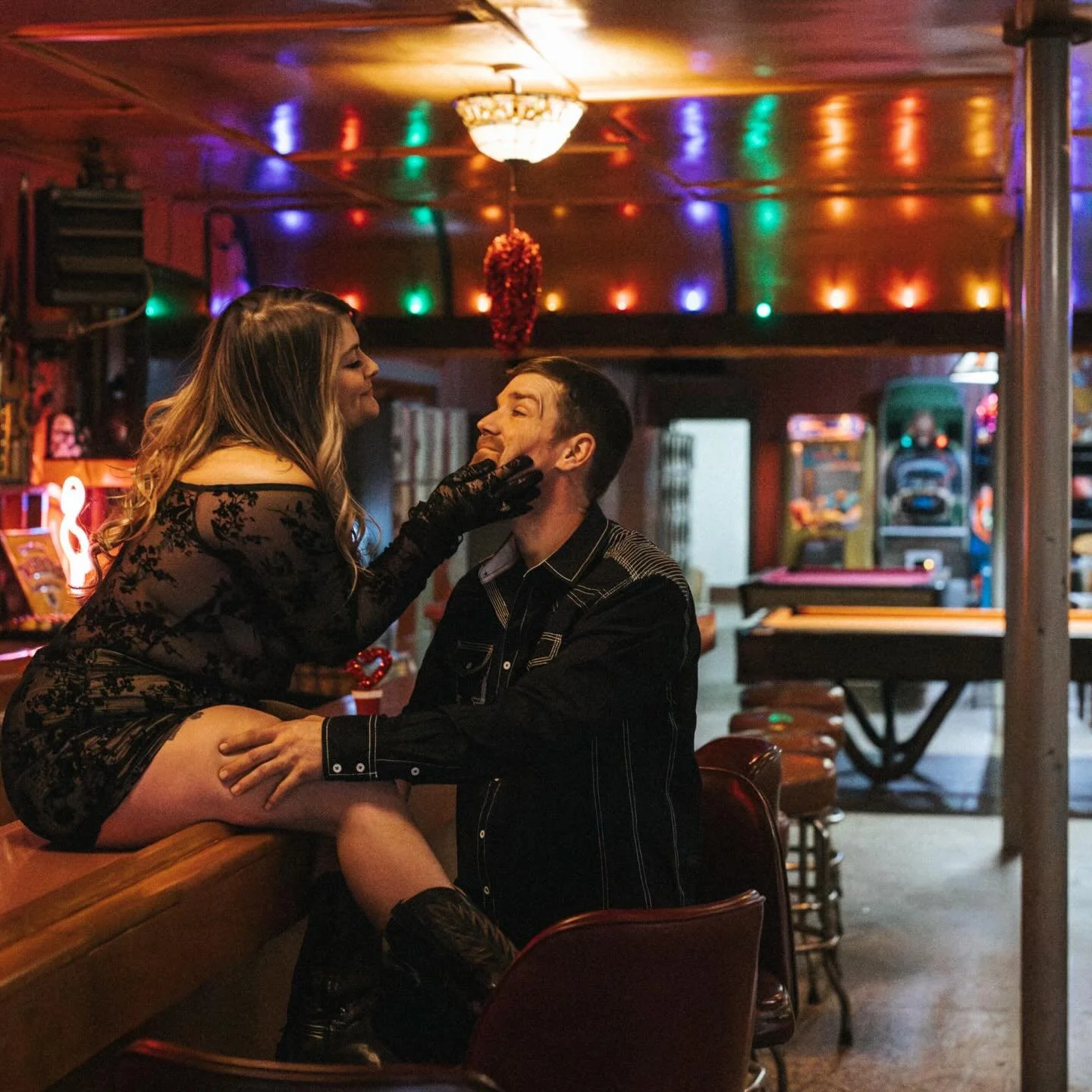 A Valentines weekend engagement session with Tashina and Eric 🫶🏼 Tashina had a vision of western and vintage aesthetics in a funky old bar and the Whirl-I-Gig, their upcoming reception venue, absolutely delivered 🙌🏼

To add - I let myself have fu