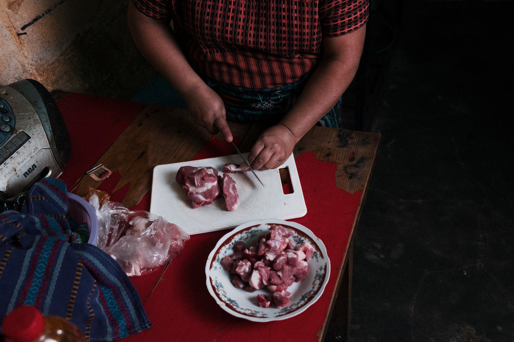  Chopping the pork to stuff the chuchitos. 