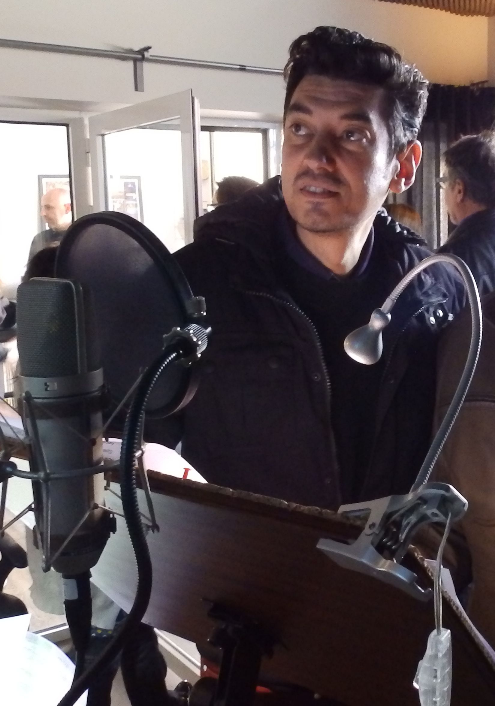 Rafa Torres doblando a Oolong.