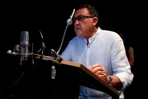 Ángel Corpa doblando a Freezer.