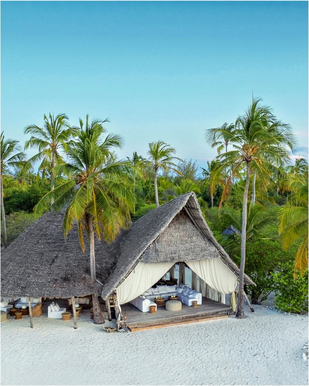 Fanjove is the kind of private island that makes you forget what day it is - barefoot mornings, slow lunches, and evenings that end under soft lantern light 🌌

A private beach banda, airy interiors, and nothing but ocean between you and the horizon 