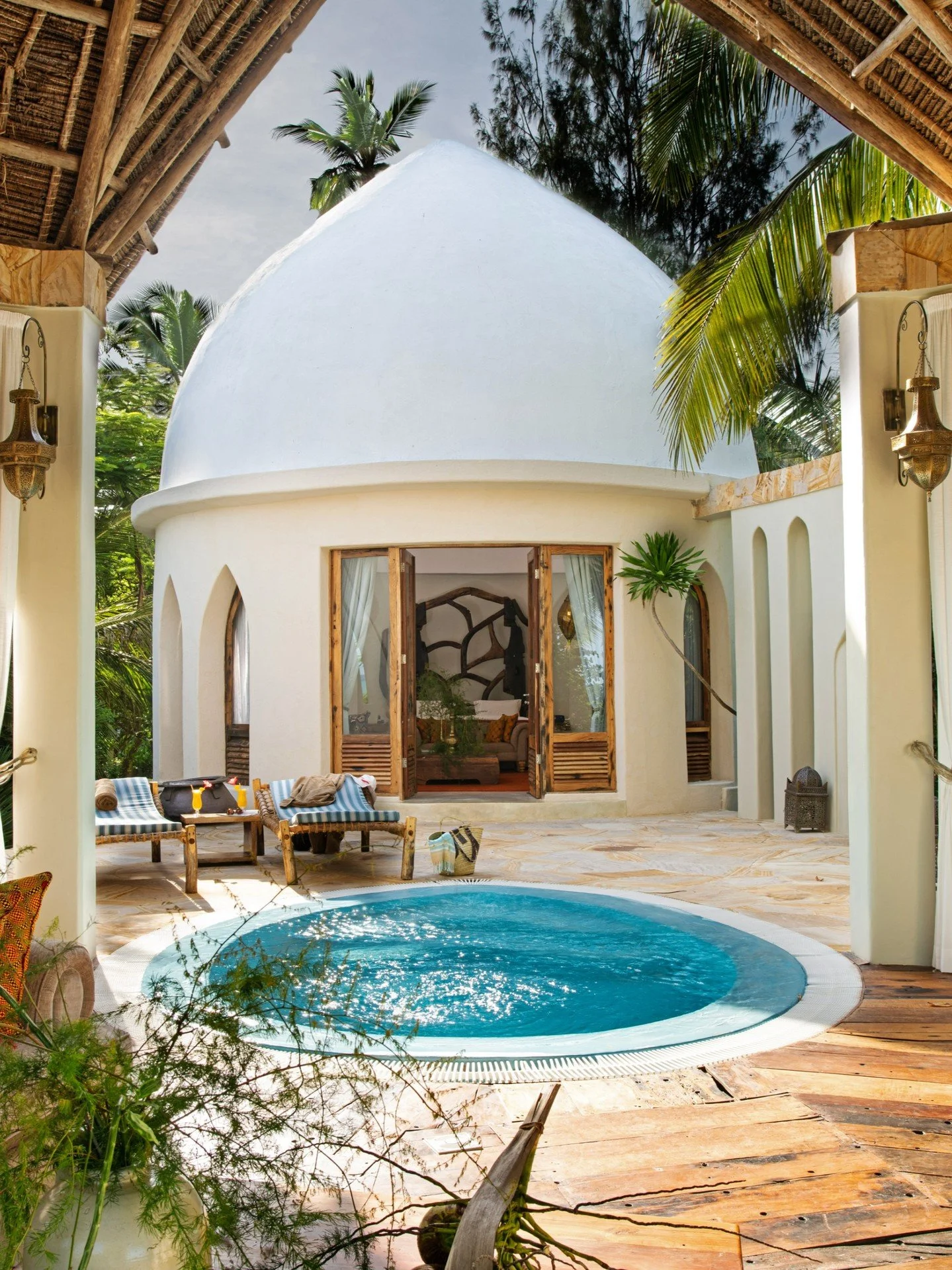 Soft light, curved walls, and that calm &ldquo;Zanzibar time&rdquo; feeling from the moment you arrive. Zanzibar Xanadu Villas is all about privacy and atmosphere, slow mornings in your villa, a dip in the pool, and lantern-lit dinners when the sky t