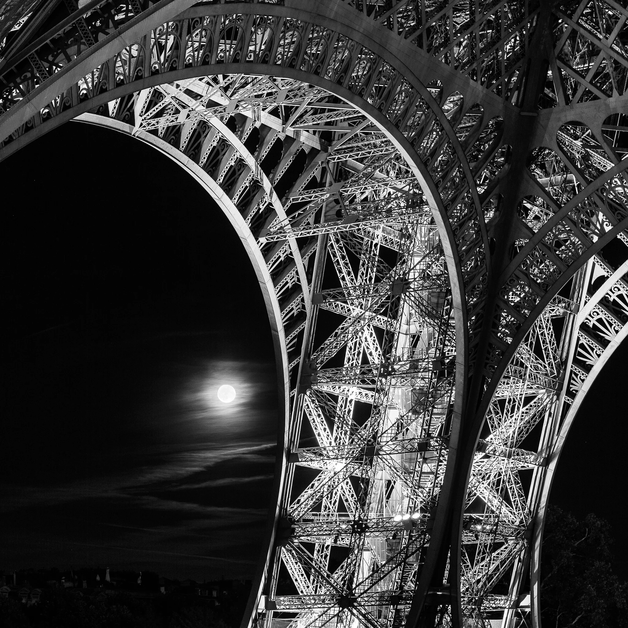 Paris-Moonrise-under-Eiffel-tower.jpg