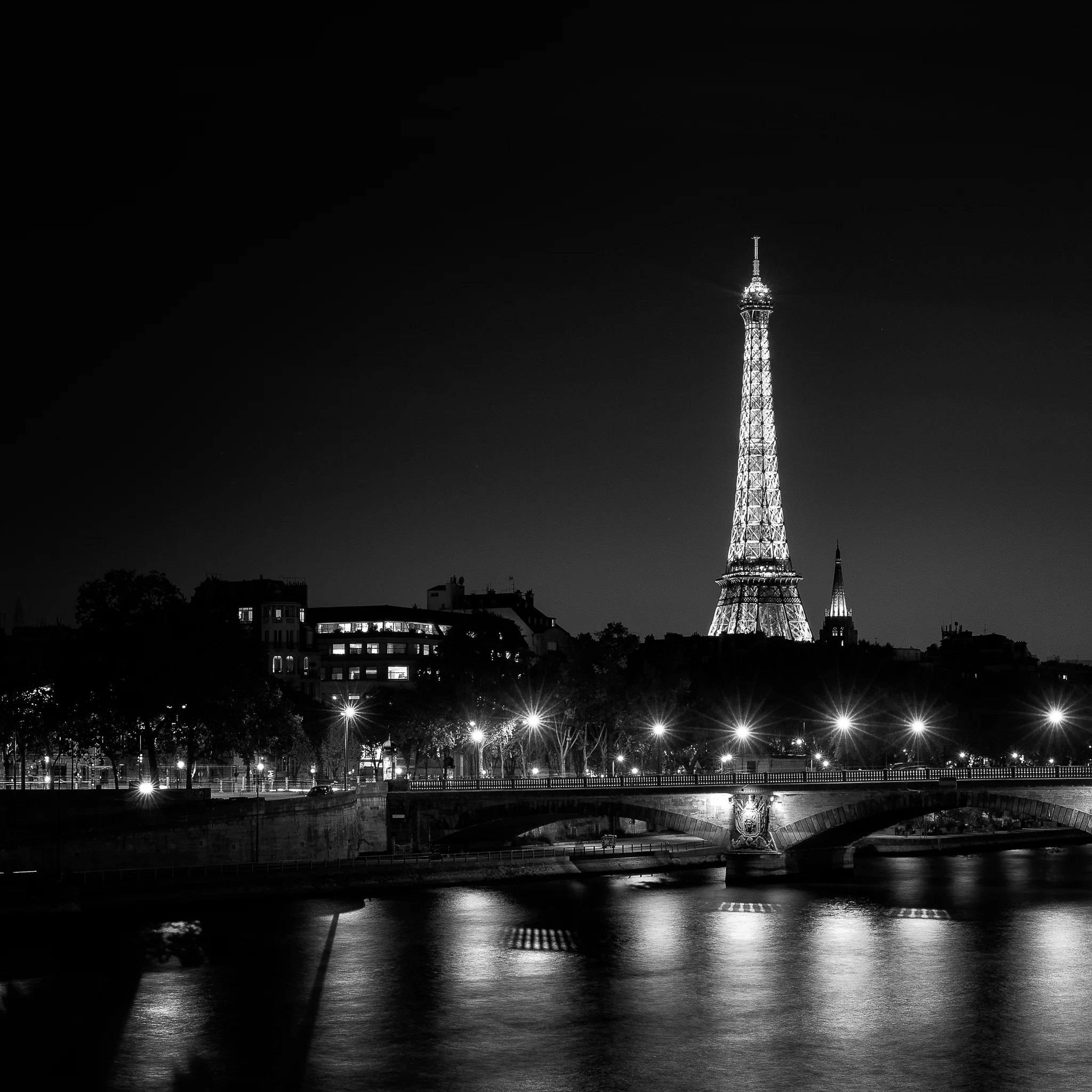 Paris-Eiffel tower.jpg