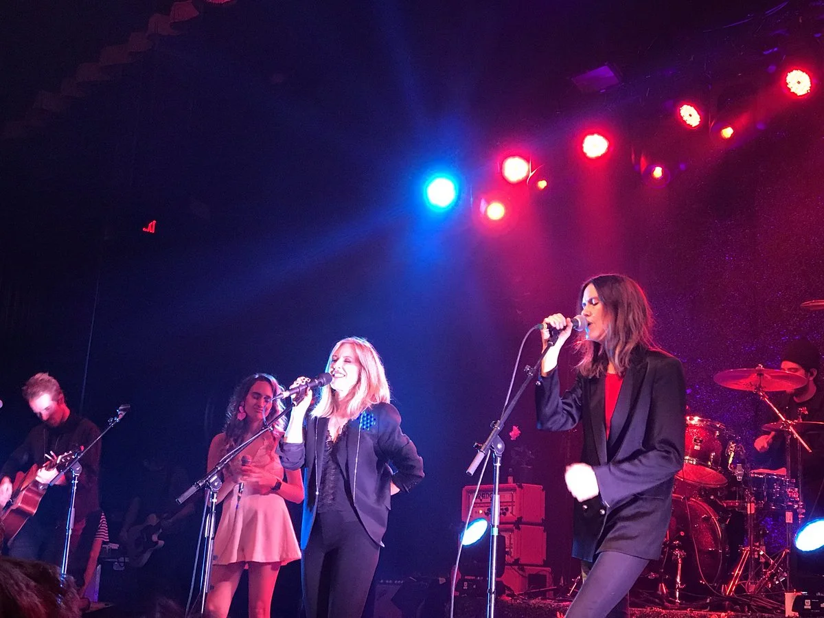 Video - Juliana sings Olivia Newton-John with Liz Phair in Boston, October 8, 2018