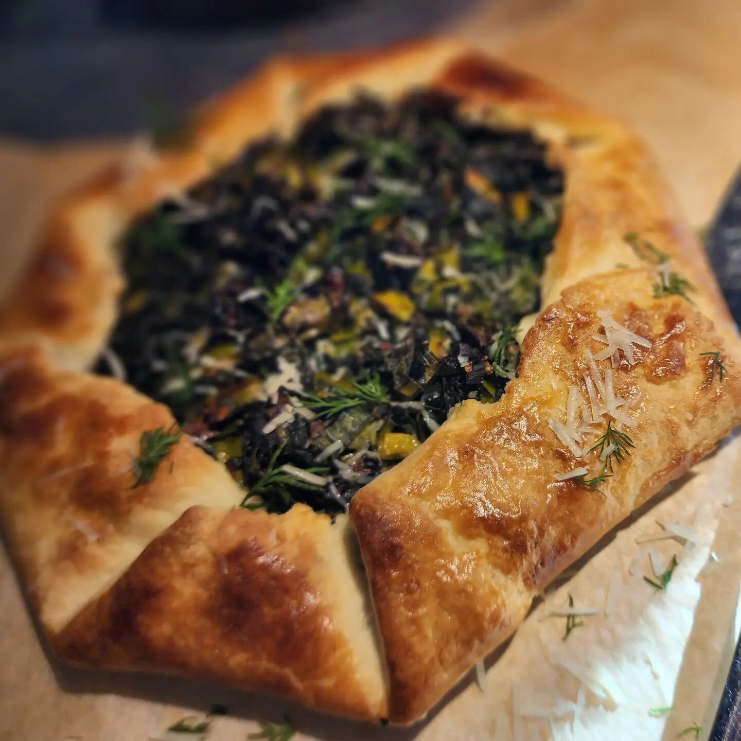 Tonight's players for our
&quot;Clean out the Fridge&quot; Galette:

*A little bit of leek, kale, and baby spinach 🥬
*A dash of ricotta and shredded mozz 🧀
*A shallot and some cloves of garlic made a special appearance 🧄🧅
*And we had enough butte