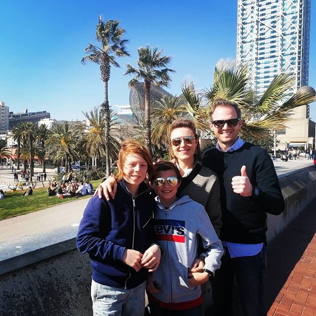 Deze familie genoot volop van een mooie lentedag in Barcelona. Het zonnetje en palmbomen, wat nog meer :)? #lenteinbarcelona #krokusvakantie #sunnybarcelona #krokusvakantieBarcelona #barcelonametkids #barcelonametkinderen #fietstoursbarcelona #belgis
