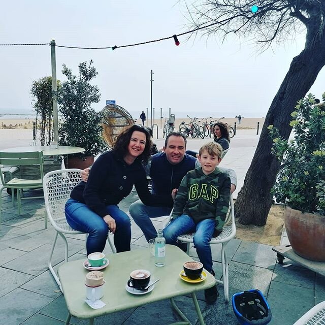 A small coffee break at the beach during our Family bike tour. Sun, Sports, Relax and Beach. Enjoy this interesting mix and book a tour with Something Els! 
#barcelonacitytour #barcelonametkinderen #barcelonametkids #barcelonawithkids #barcelonawithf