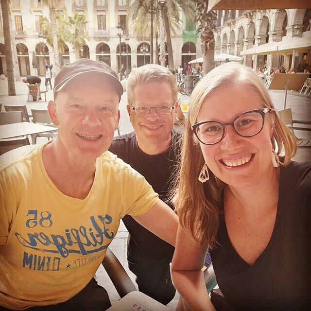 Collega's onder elkaar op een best nog wel lege Plaza Real! Als jullie Barcelona op een rustige ontspannen manier willen leren kennen, is het nu het moment :)!
#fietstoursbarcelona #somethingelsbarcelona #orangemonkeytours #barcelonarevisited #fietse