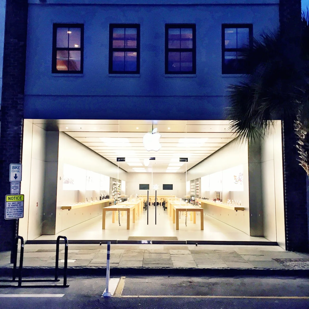 Apple Retail Store. Architect: Unknown