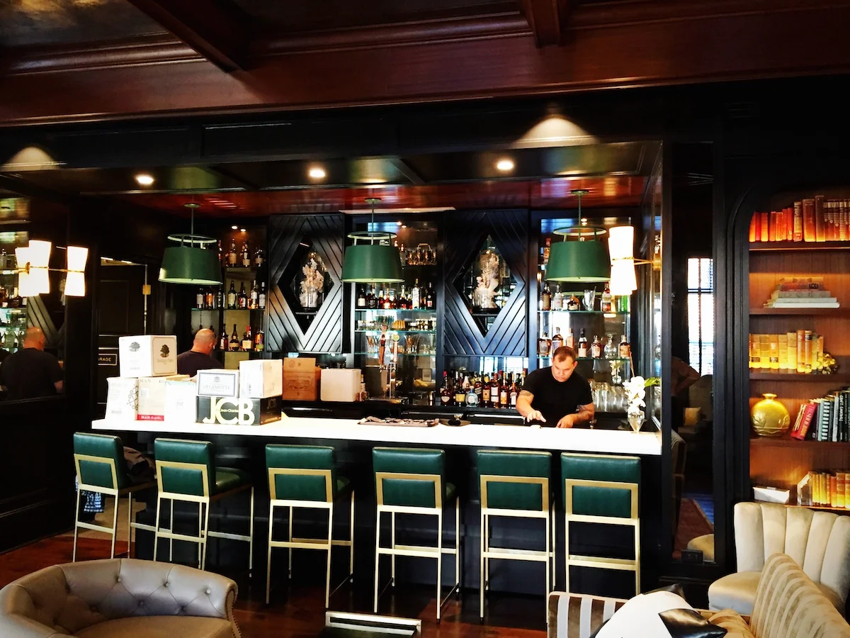And guess what. The lounge manager, who you see stocking the bar, his name happens to be Steve. Um.......can you say it was meant to be?