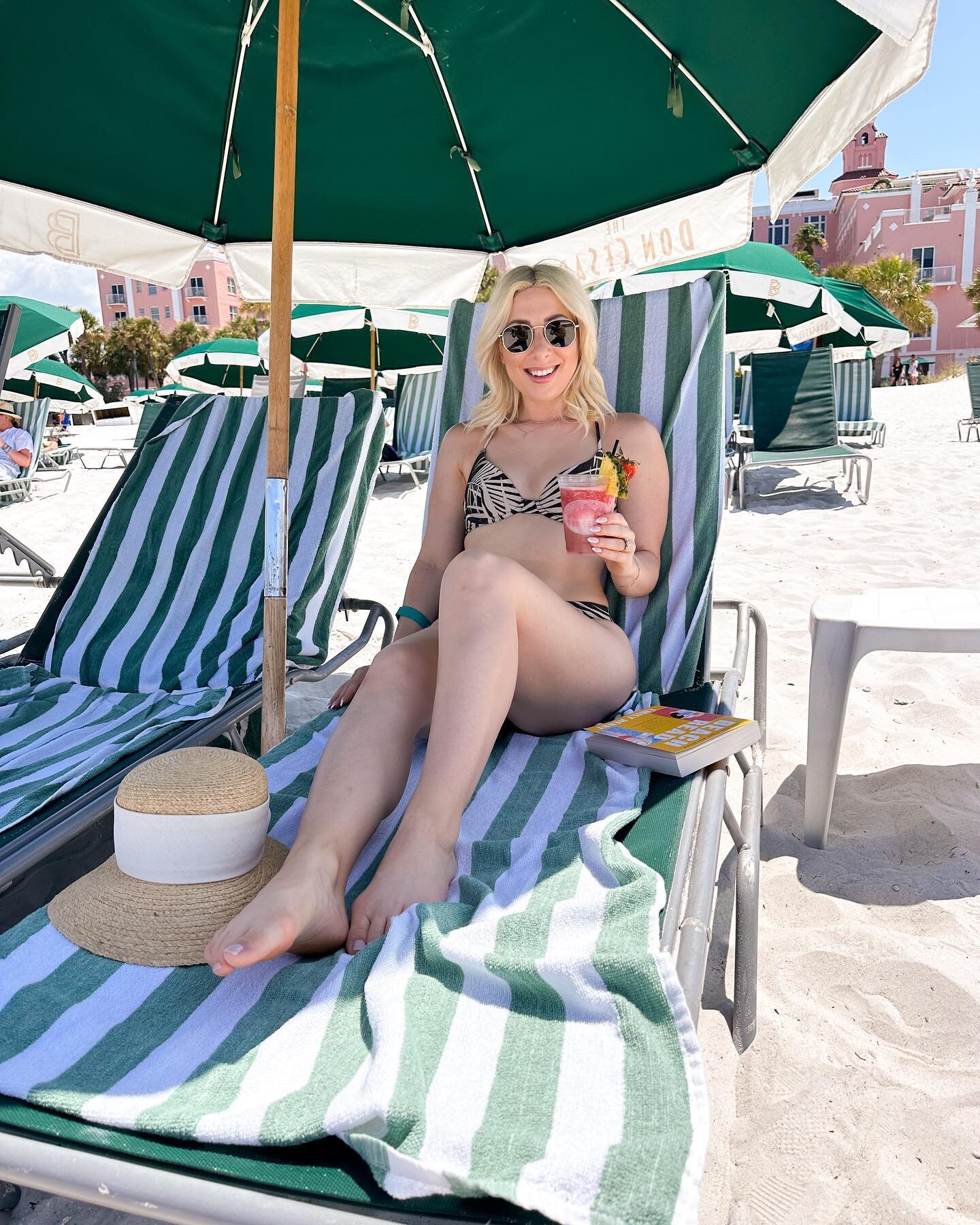 Another year celebrating at the pink palace 💖 traded the snow for the sand. Here&rsquo;s to 32! 🐚 #birthday #celebration #stpetebeach #doncesar #pinkpalace