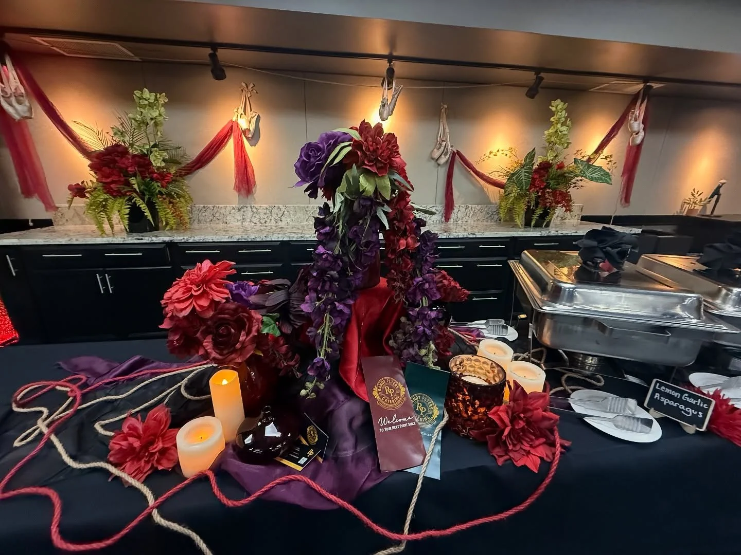 Dinner and a show setup for 40 (8 Sponsor or VIP tables) and theater seating for 80. Perfect for theatre, cabaret, comedy and music showcases. 
#upscaleevents #sacramentoentertainment #privateevent #vipexperience #eventdesigner #catering #hospitalit