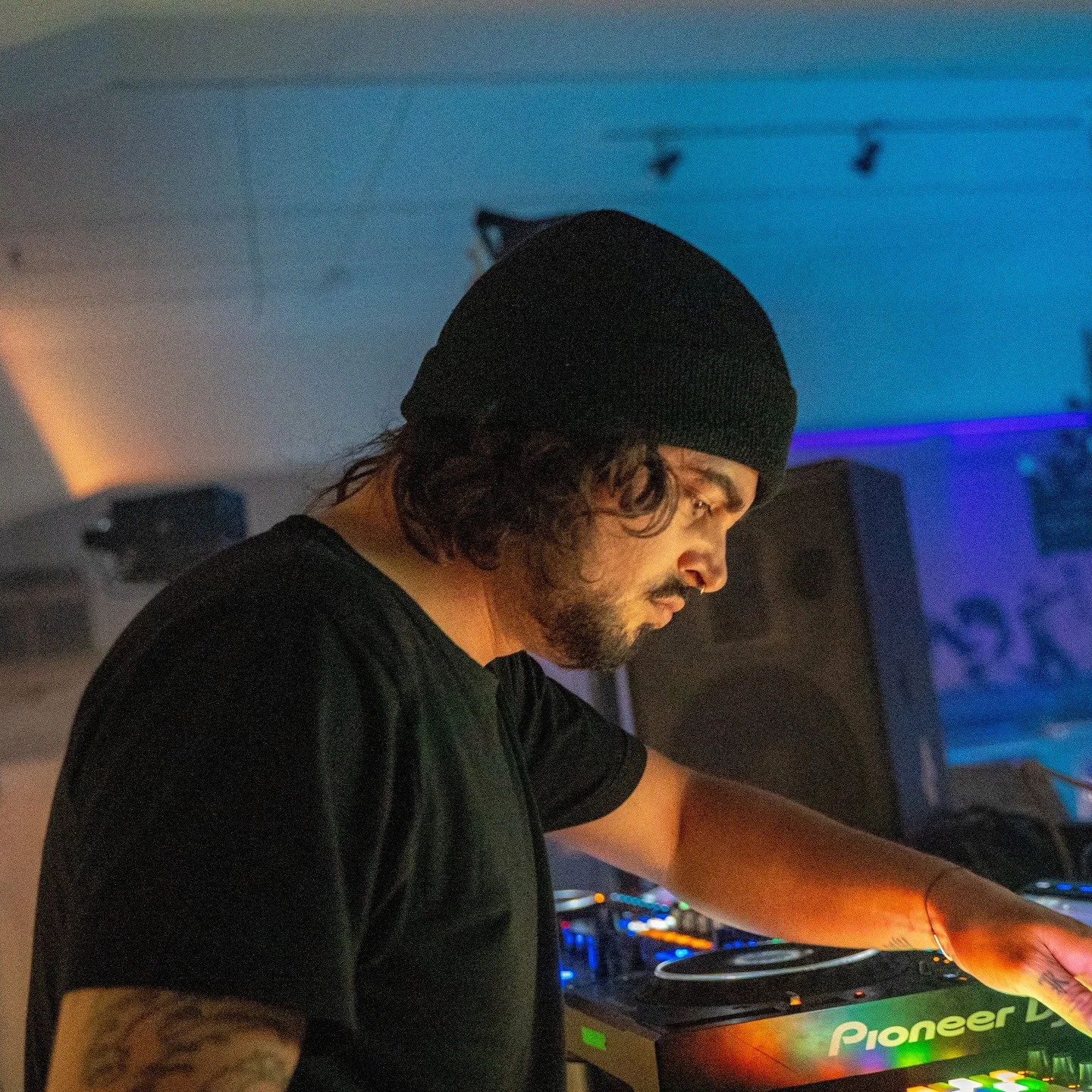 Had fun performing for the Nova Studios Crew in Denver for halloween with Yheti. Here are some pics and vids.
Next up is the chicago area with suburban sound crew. I play before lone drum and kllsmth!
-
-
-
📸 by kyle zentz