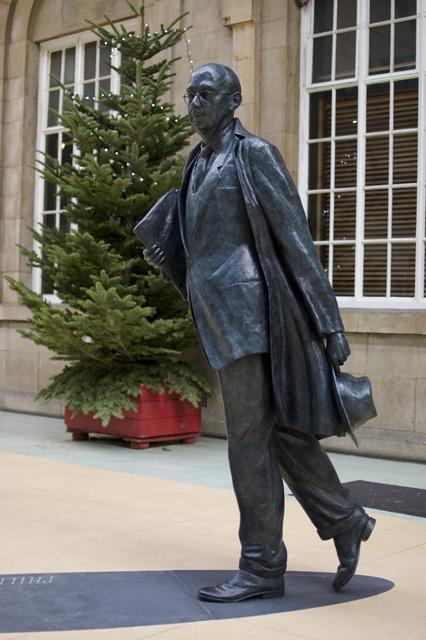 "Philip Larkin Statue Hull" by Paul Harrop. Licensed under CC BY-SA 2.0 via Wikimedia Commons