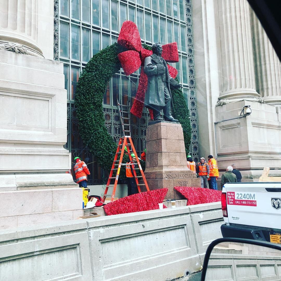 Putting the wreath up at #grandcentral over #corneliusvanderbilt  Happy Holidays everyone!
#grandcentralstation #grandcentralterminal #wreath #wreaths