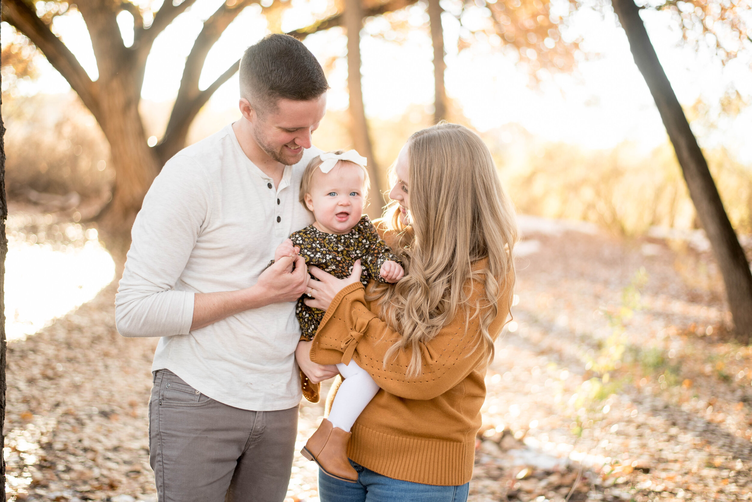 A Family Shoot in the Woods | Family photoshoot poses, Family picture poses,  Family photo pose