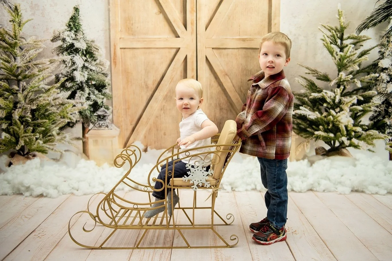 More Christmas Minis! We are having so much fun with these! 

There is still time to book your Christmas mini session! 
We are SO excited for this years mini sessions. We have FOUR set ups for you to choose from. 
- A gorgeous Christmas Kitchen Set u