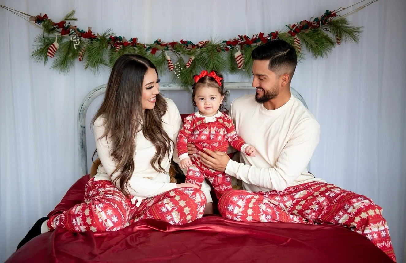 There is still time to book your Christmas mini session! 
We are SO excited for this years mini sessions. We have FOUR set ups for you to choose from. 

- A gorgeous Christmas Kitchen Set up, complete with cookies and all!
- A beautiful neutral Chris
