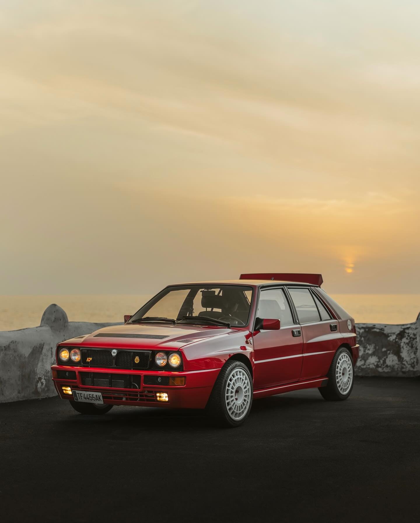 Capturing a rally icon against the stunning backdrop of the Canary Coast 🏁