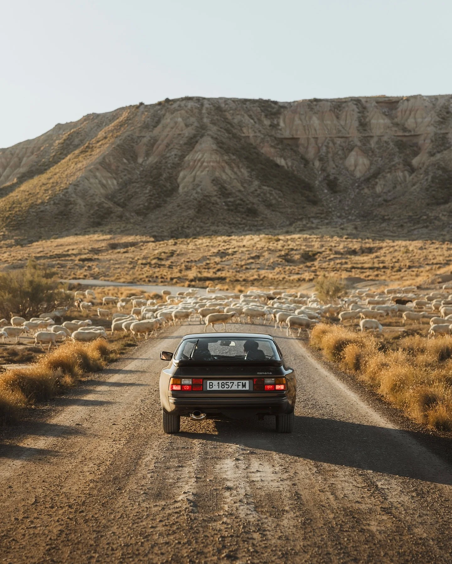 Desert traffic 🇪🇸 

Porsche 944 @ncortesc_