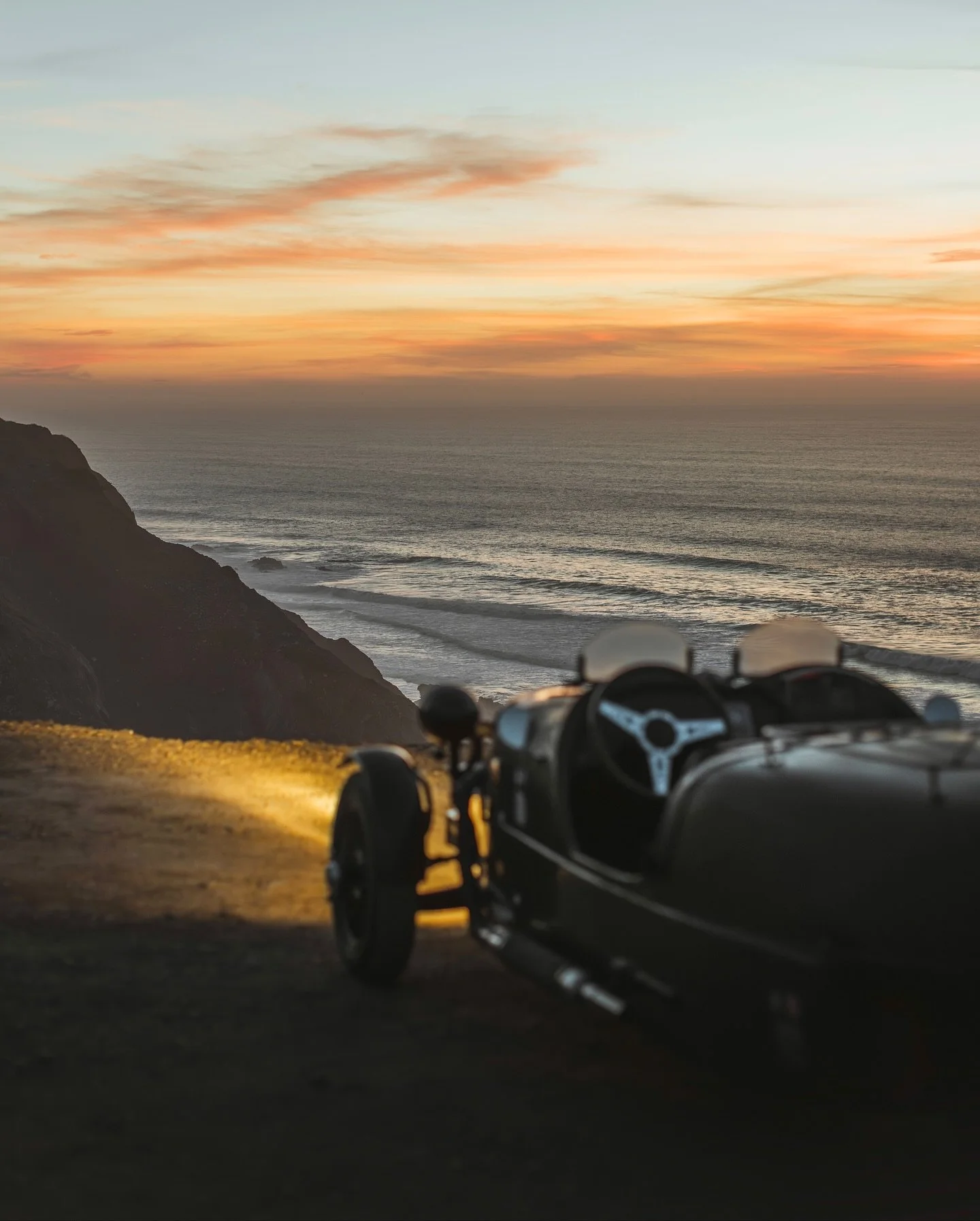 Classic car drives on the Portuguese coast 🌊