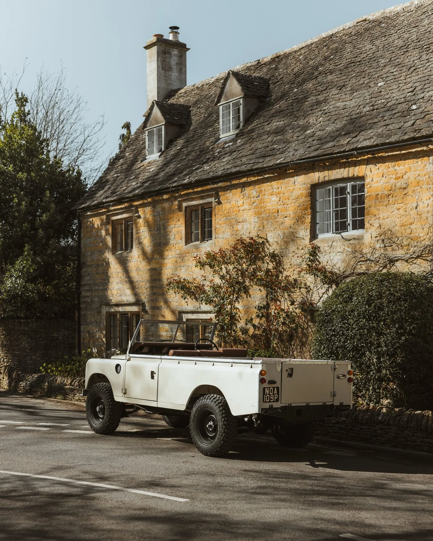 Cotswolds, classic Land Rovers &amp; spring air make a winning formula 

New work for @project88_international 

#landrover #109 #classiccars #landroverdefender #defender