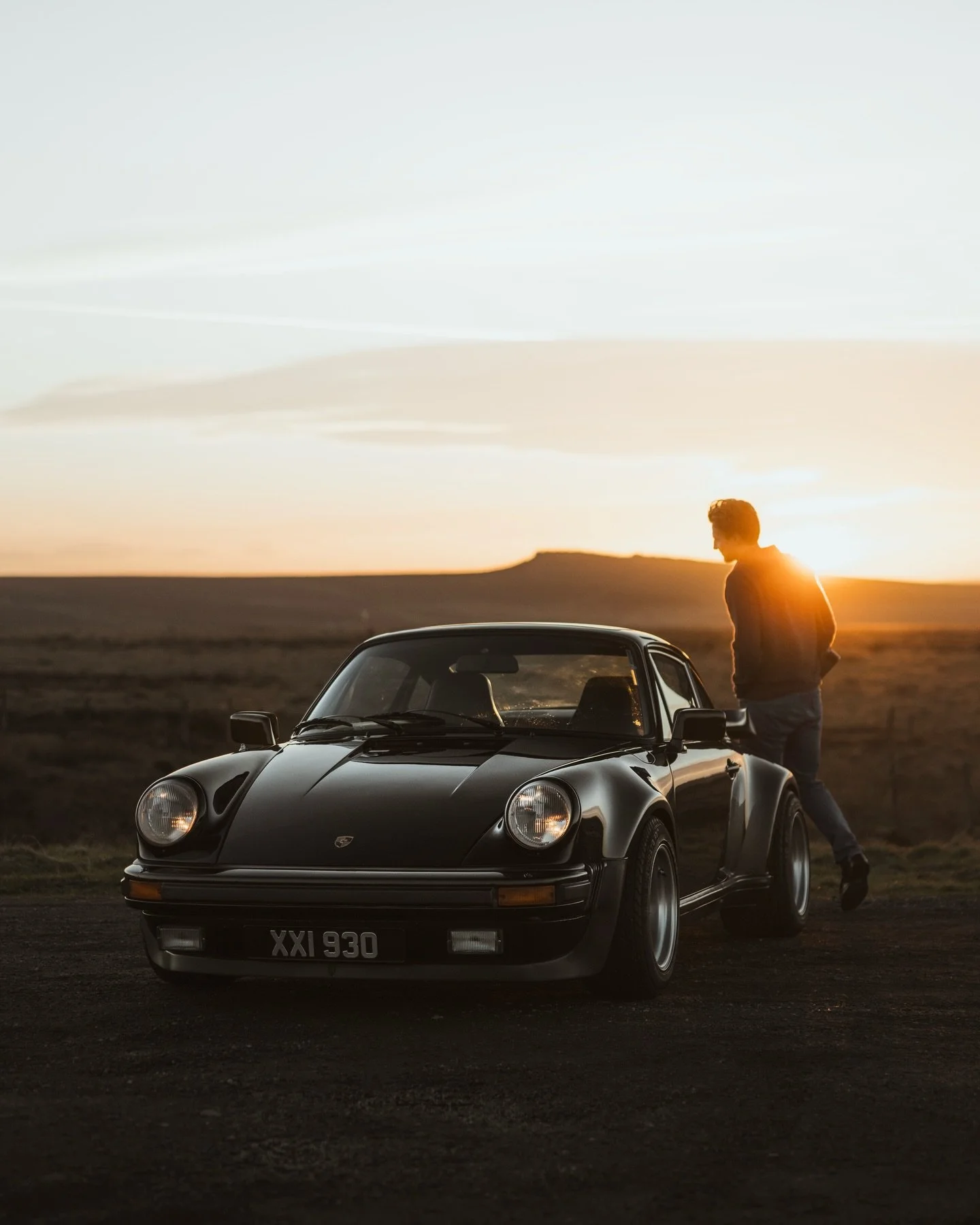 Porsche 930 turbo sunset drives 

Meet with @jackharding a few weeks back in the Peak District