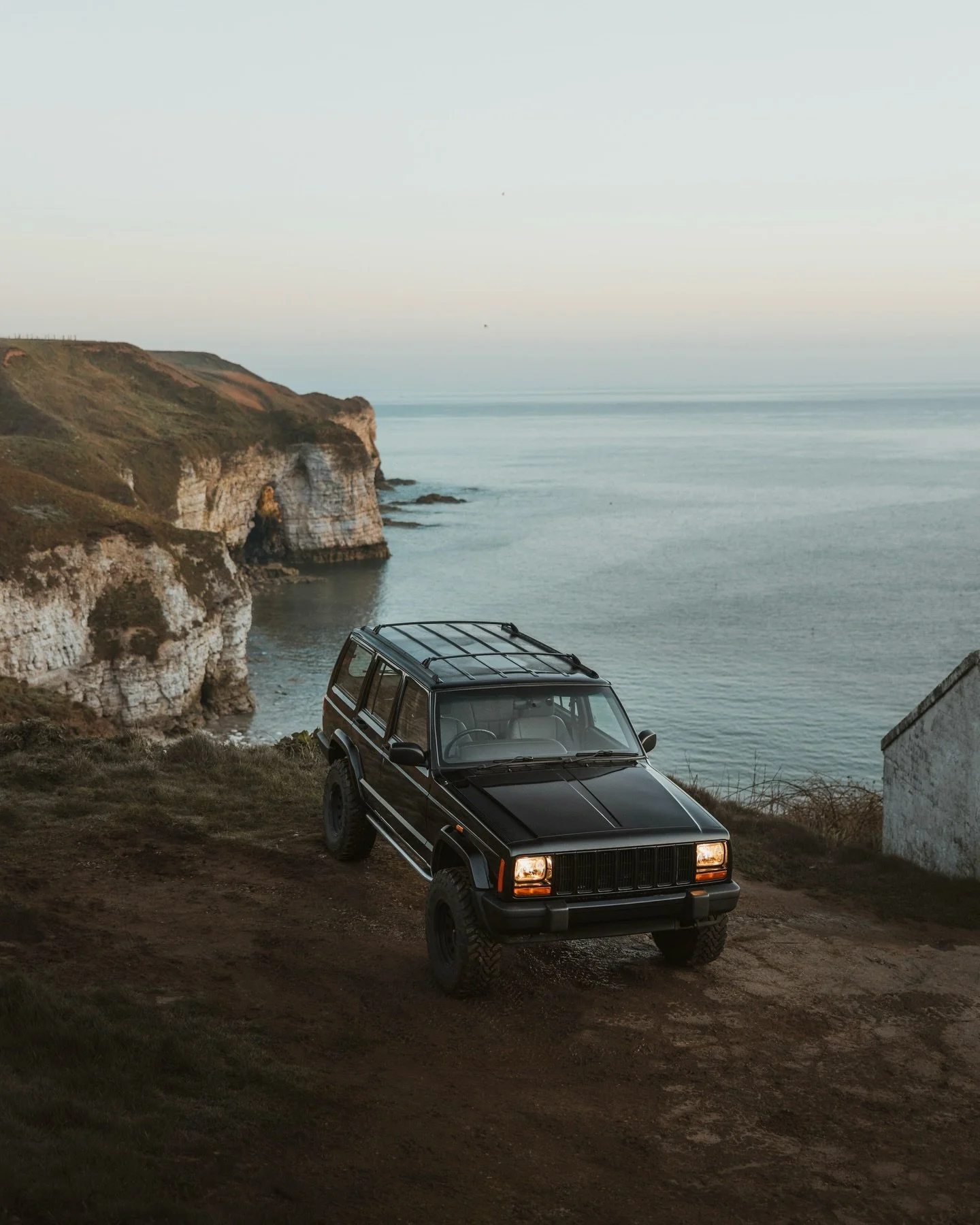 Sunrise drive to the coast 

#jeep #cherokeexj #coast #classiccars #yorkshire