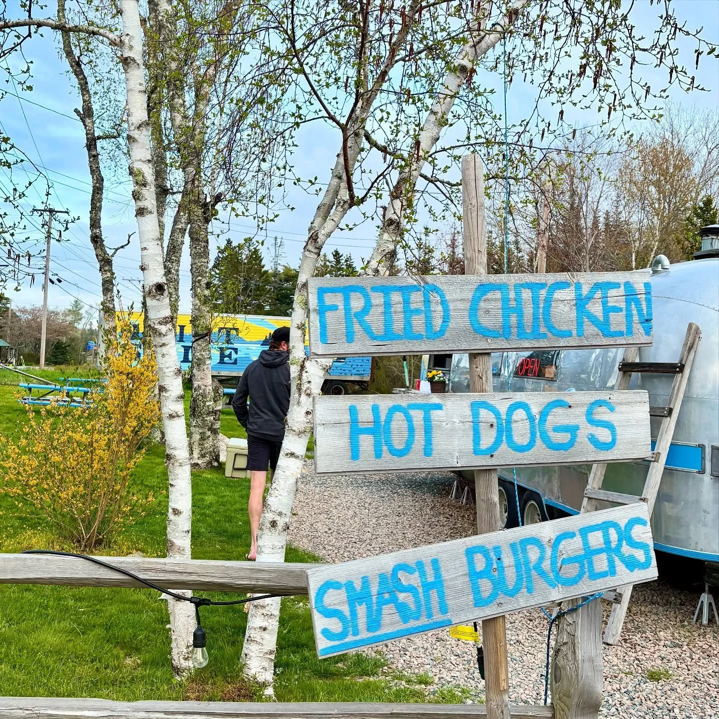 You need to seek out @quietside_snacks if you&rsquo;re up in Northern Maine/Acadia - serving up perfect comfort food in a converted airstream. Easily in my top fave chicken sandwiches &amp; smash burgers 🍔 
📍 Bernard, ME