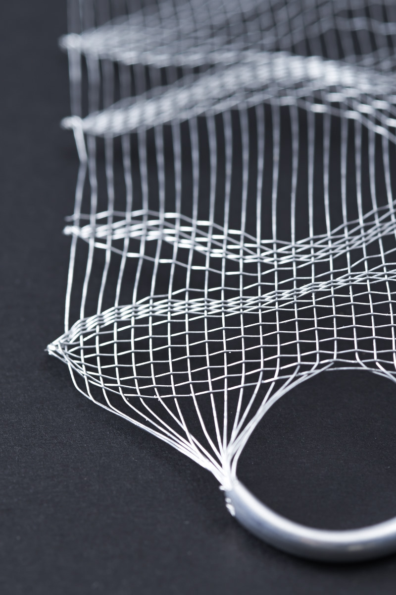 The metallic tube, used as a ring, maintains the wires by pinching them together.
