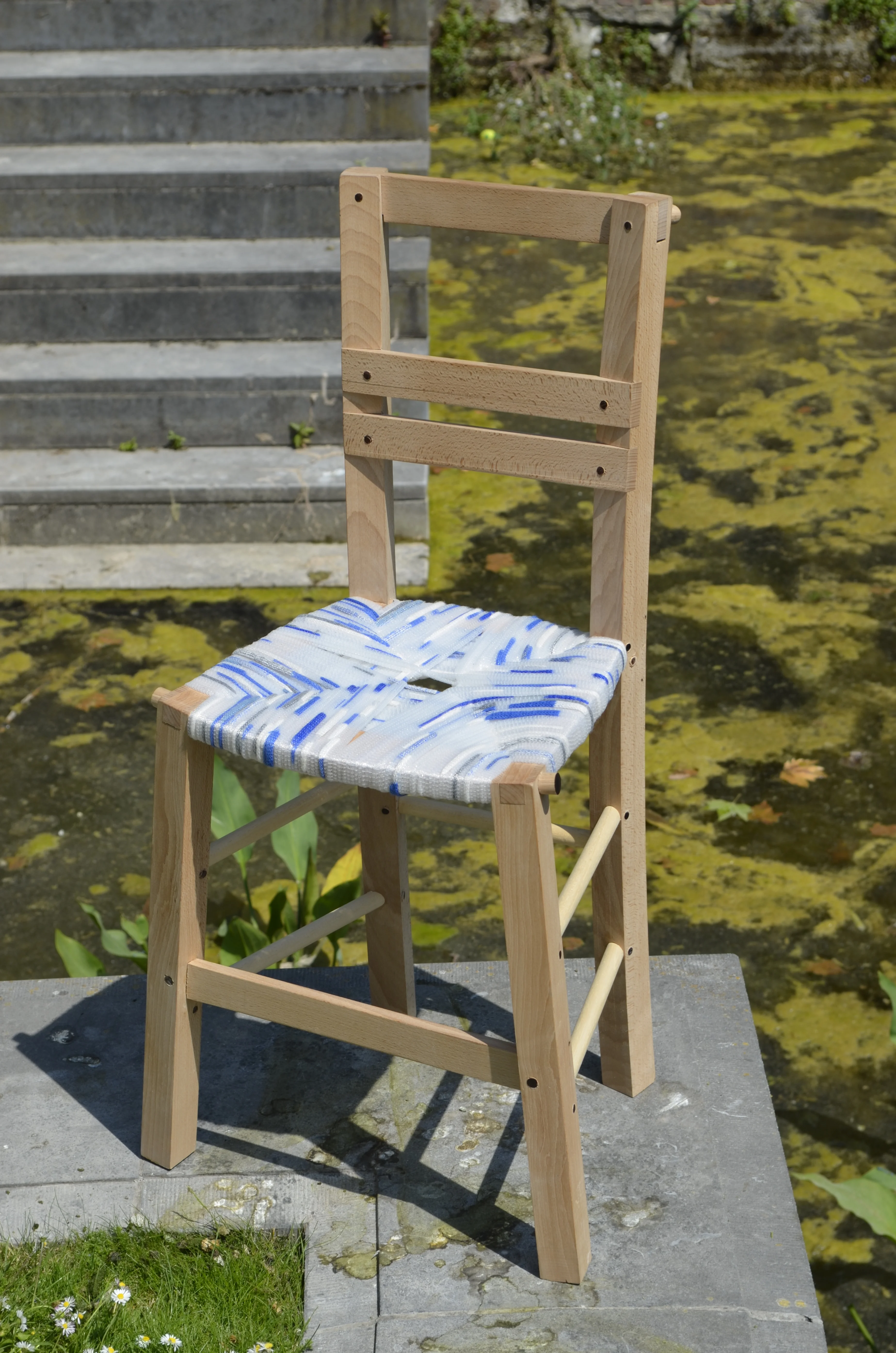  The Greek chair is a traditional chair that we can find in most restaurant, bars, cafés and along the beach in Greece. Made of wood, the Greek chair is very robust and is designed to resist chocks and messy storage. Bartenders, clients and tourists 