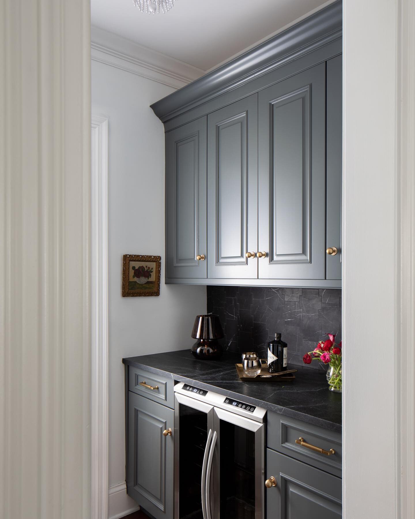 [ Mood ]

The star of the show in this moody Butler&rsquo;s Pantry is this black cross amulet marble tile backsplash. Paired with a soapstone countertop it brings ALL the drama.

Tile from our friends at @bellatiledelafield.

Interiors: @frankandcoho