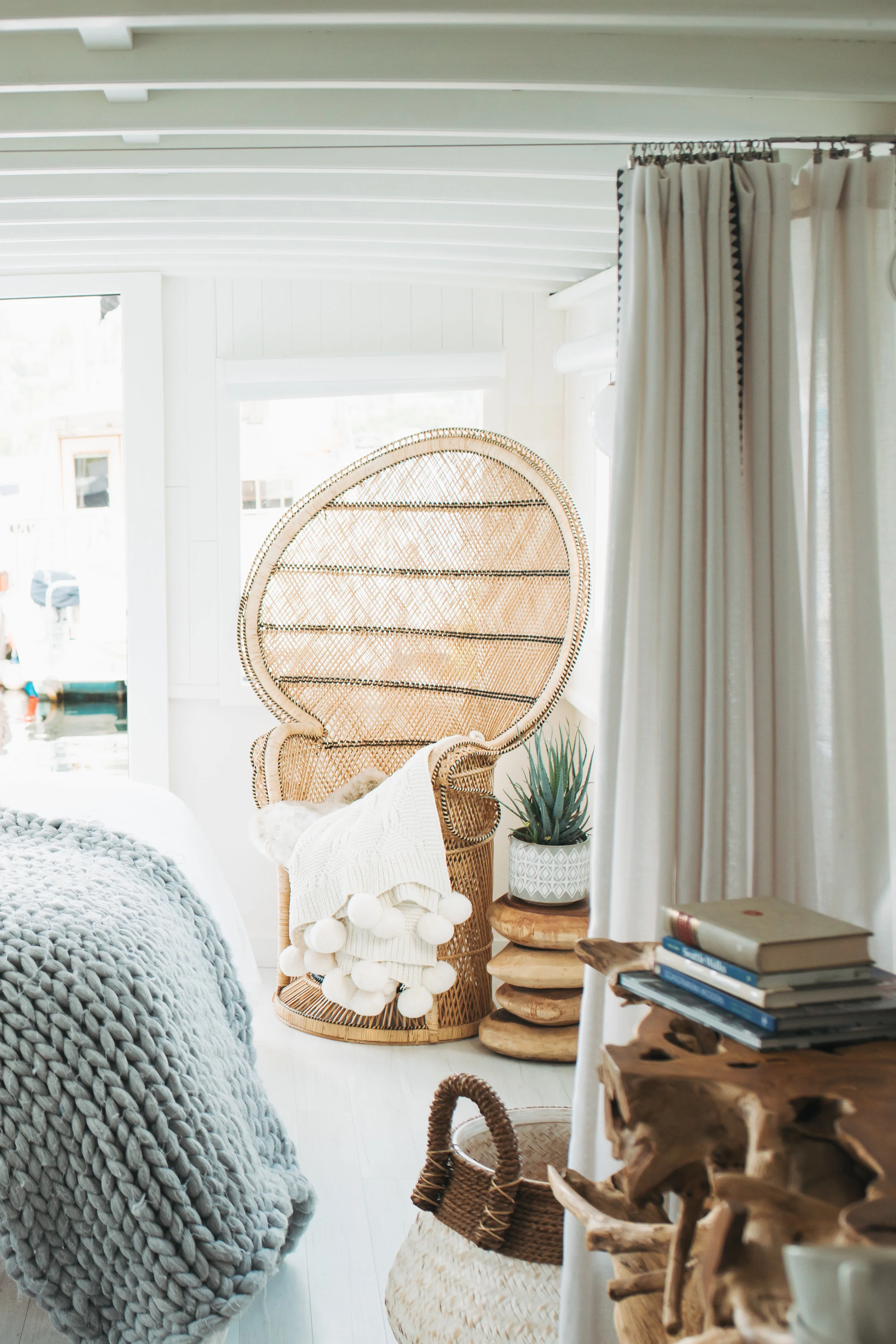 katherine_mendieta_seattle_lakeside_lovenest_houseboat_.jpg