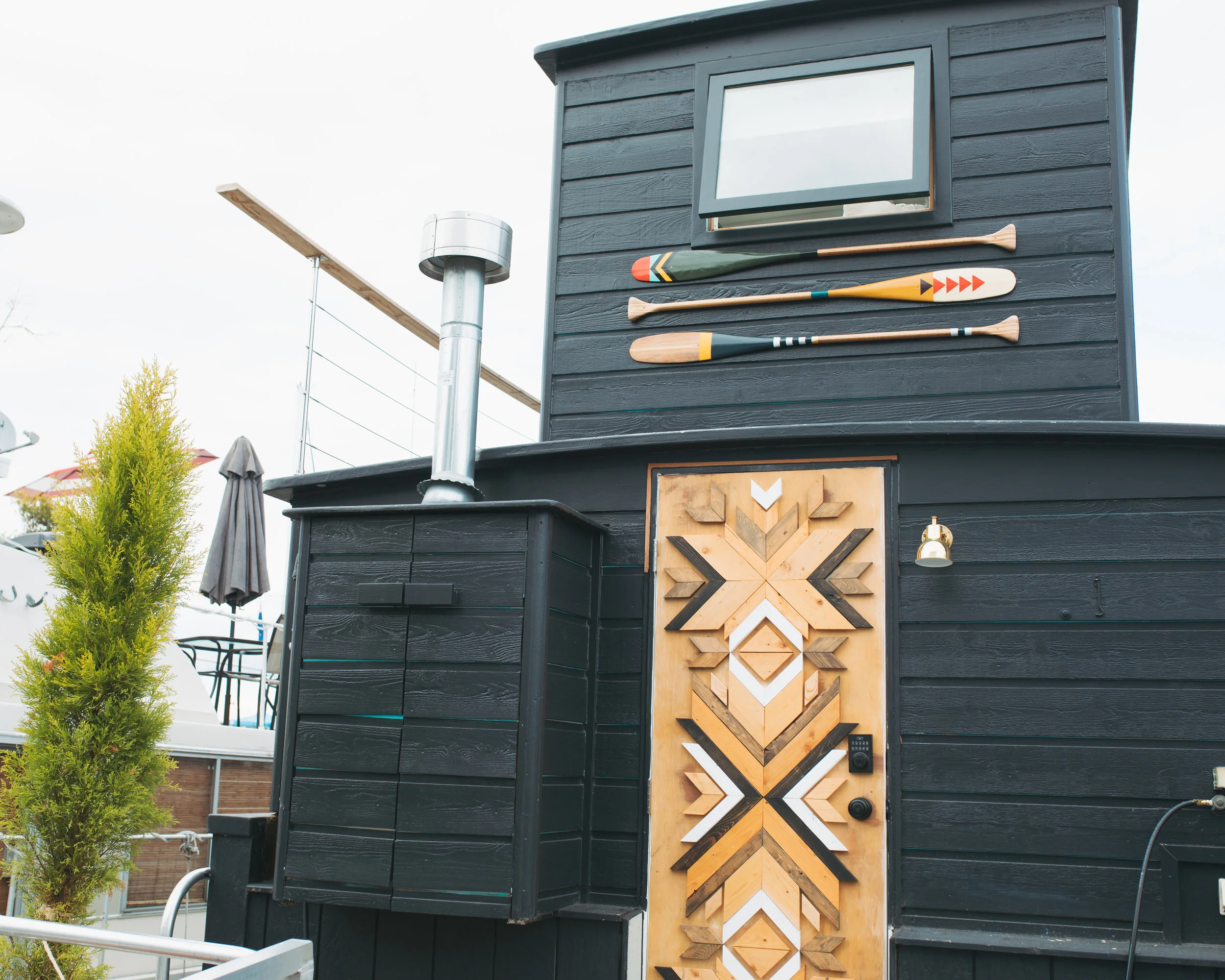 Seattle Lakeside Lovenest - a Romantic PNW Houseboat Airbnb Getaway