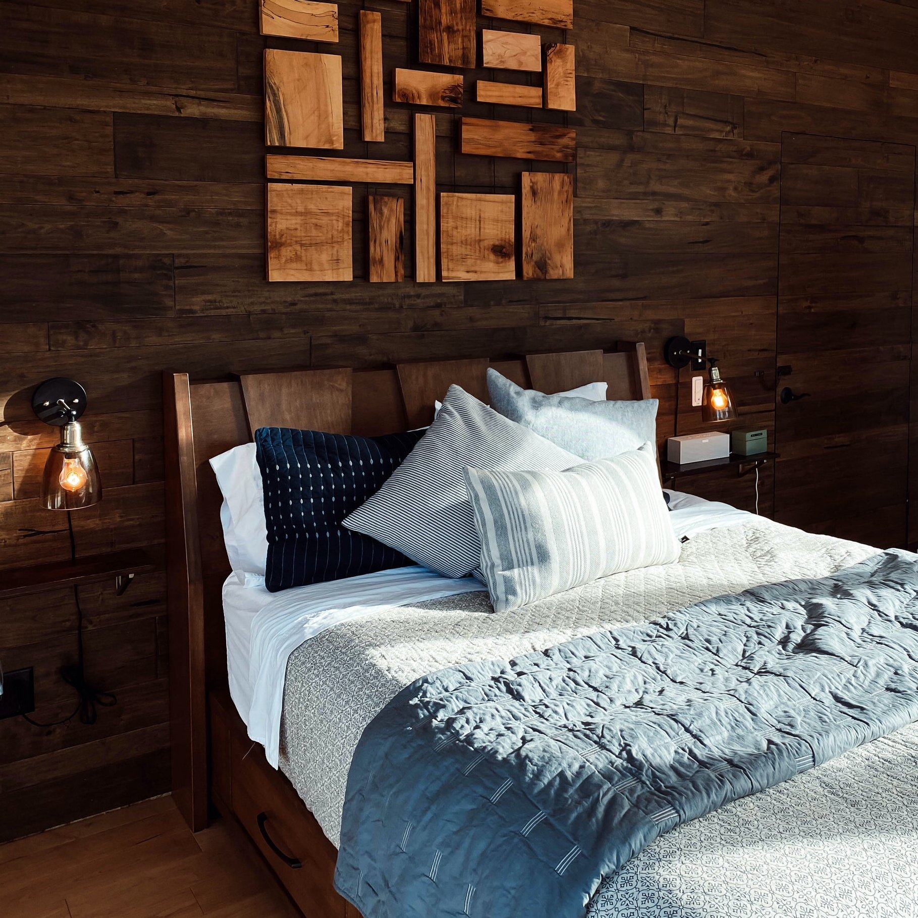 candlewood-cabin-woodland-wisconsin-bed-wood-wall.jpg