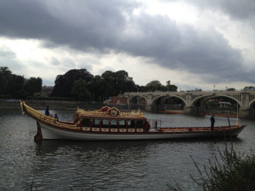The Gloriana used at the Queen's Diamond Jubilee, passing under Twickenham Bridge. (photo - worklondonstyle)
