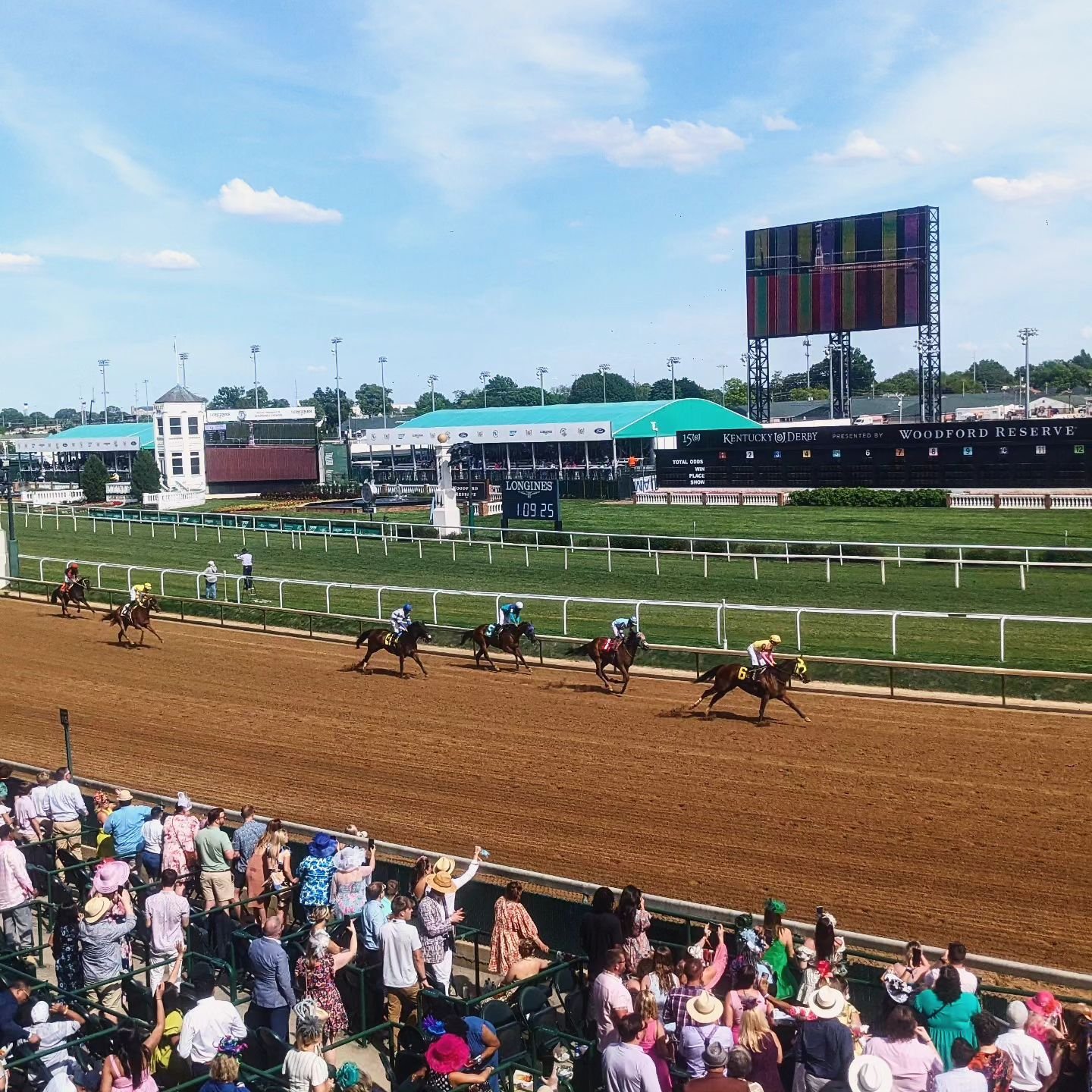 Down the stretch.
.
.
.
#kyderby #kyderby150 #kentuckyderby #runfortheroses #kentucky #louisville #louisvilleky #horseracing #churchilldowns #triplecrown #ridersup #thurby #theoaks