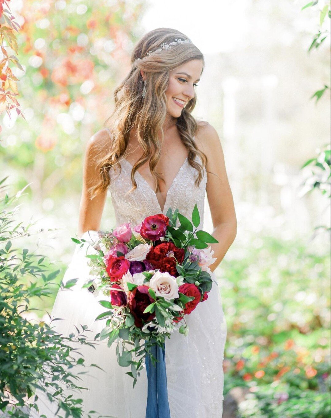 Take a look at these amazing colors!⠀How stunning is this bouquet?⁠

Venue: @beltaneranch
Photographer: @majestapatterson
Hair and makeup: @camillegoldston_hair_makeup
Florist: homesweetflowers

#bridalbouquet #winerywedding #realwedding #sonomaweddi