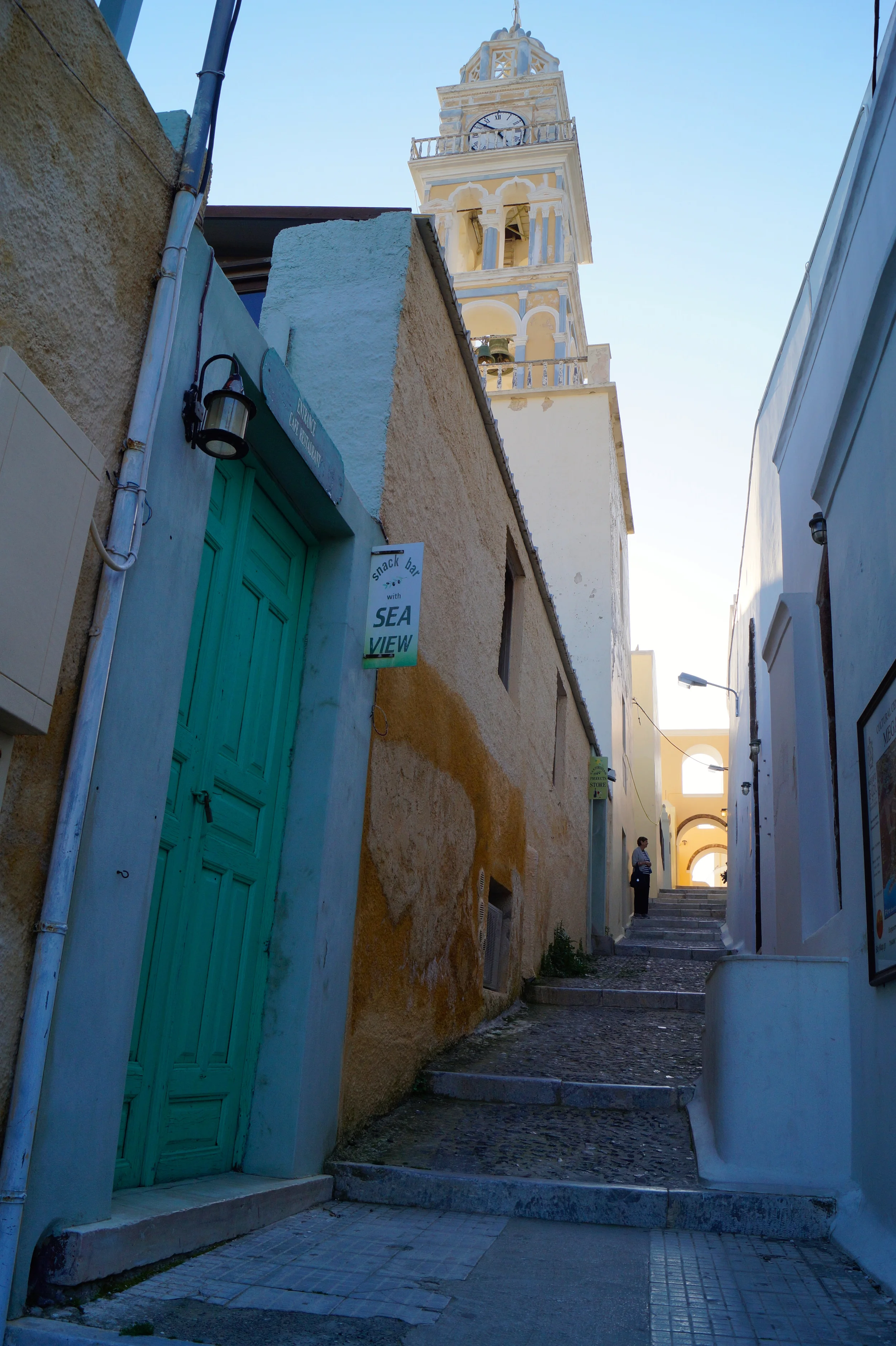 The narrow streets and alleyways criss-cross the towns with many shops and eateries along them.