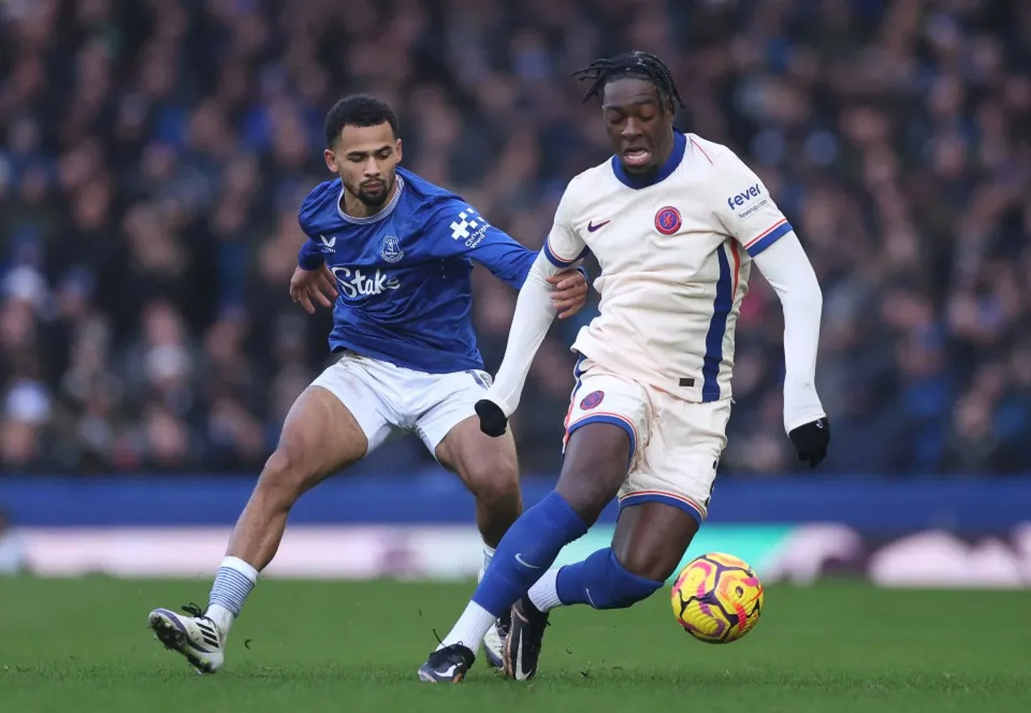axel-disasi-chelsea-controls-ball-959215915.jpg
