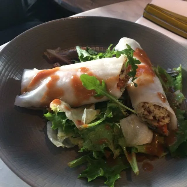 Cuisine franco-californienne oblige, savourez le rouleau de printemps quinoa.