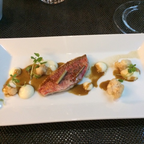 ROUGET BARBET RÔTI AU FENOUIL SEC, CHOU-FLEUR EN ÉCHARPE D’IRIS BOUILLE RAFRAÎCHIE AU THYM CITRON SIGNÉ ROMAIN ROLAND ACCOMPAGNÉ DE POUILLY-FUMÉ DOMAINE DE LADOUCETTE VAL DE LOIRE 2015