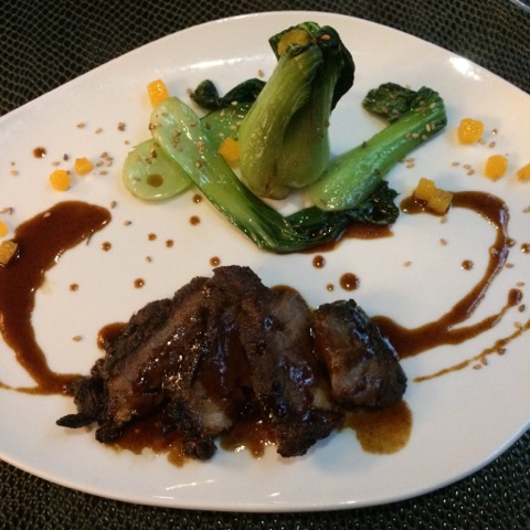 TATAKI DE BŒUF AU SATE, LEGUMES CROQUANTS SIGNÉ ROMAIN ROLAND ACCOMPAGNÉ DE CUVÉE ADELYS CHATEAU DE L’ENGARRAN COTEAUX DU LANGUEDOC 2015