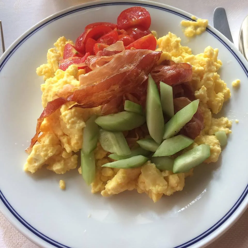 Oeufs brouillés bacon, concombre, tomates