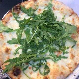 Après une bonne sieste, je retrouve papa au Caffè Viiti pour une excellente pizza !